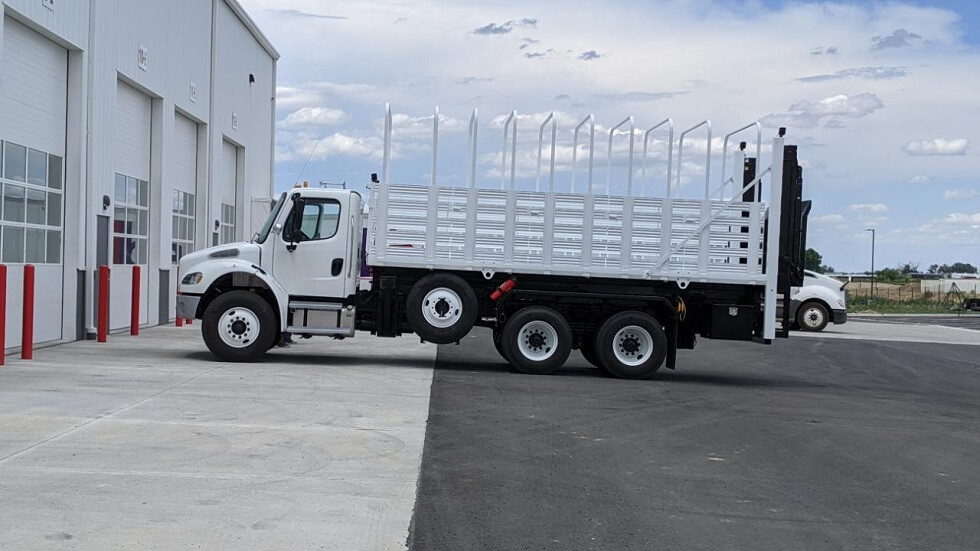 COVERED PLATFORM HYDRAULIC LIFT WITH LIFT GATE TRUCK